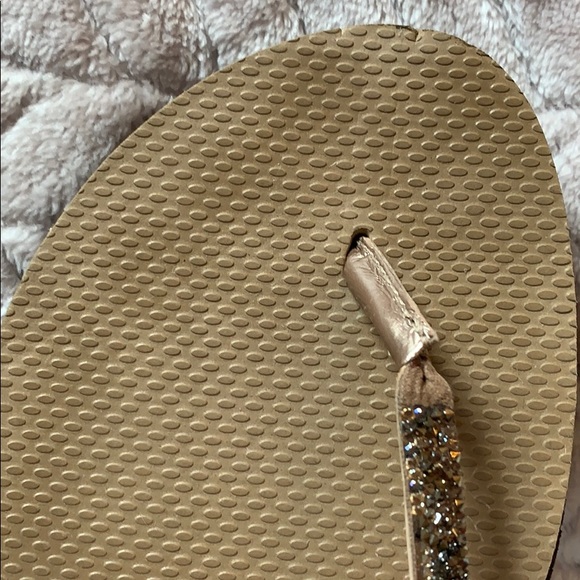EUC Havaianas gold flip flops. - Picture 4 of 4